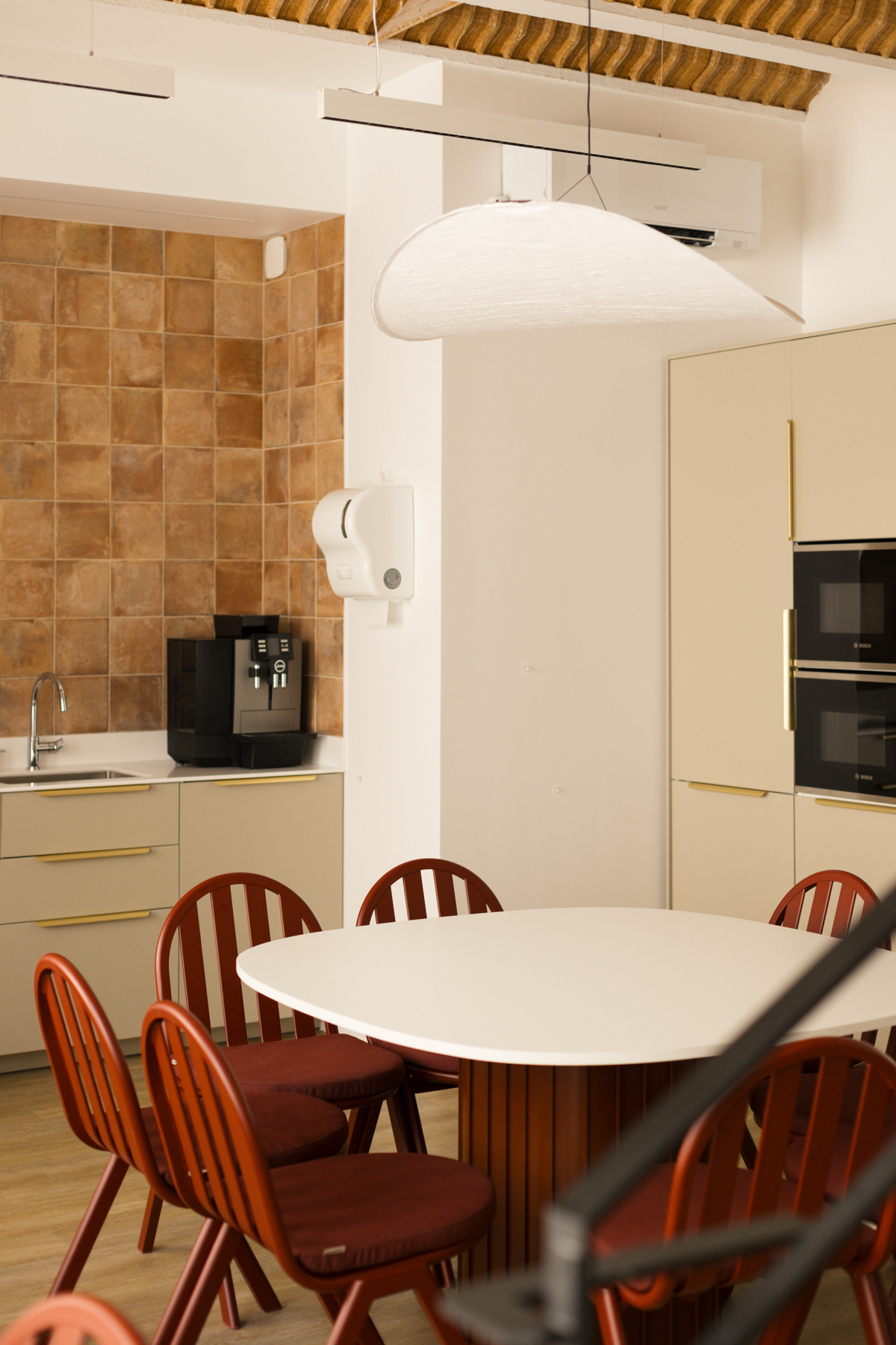 Espace cuisine et salle à manger partagée dans un bureau opéré par Volum
