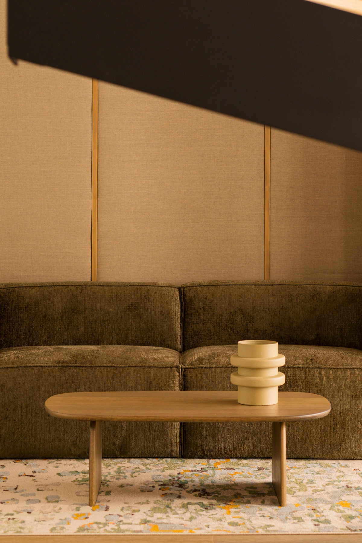 Coin salon avec canapé dans un espace opéré par Volum