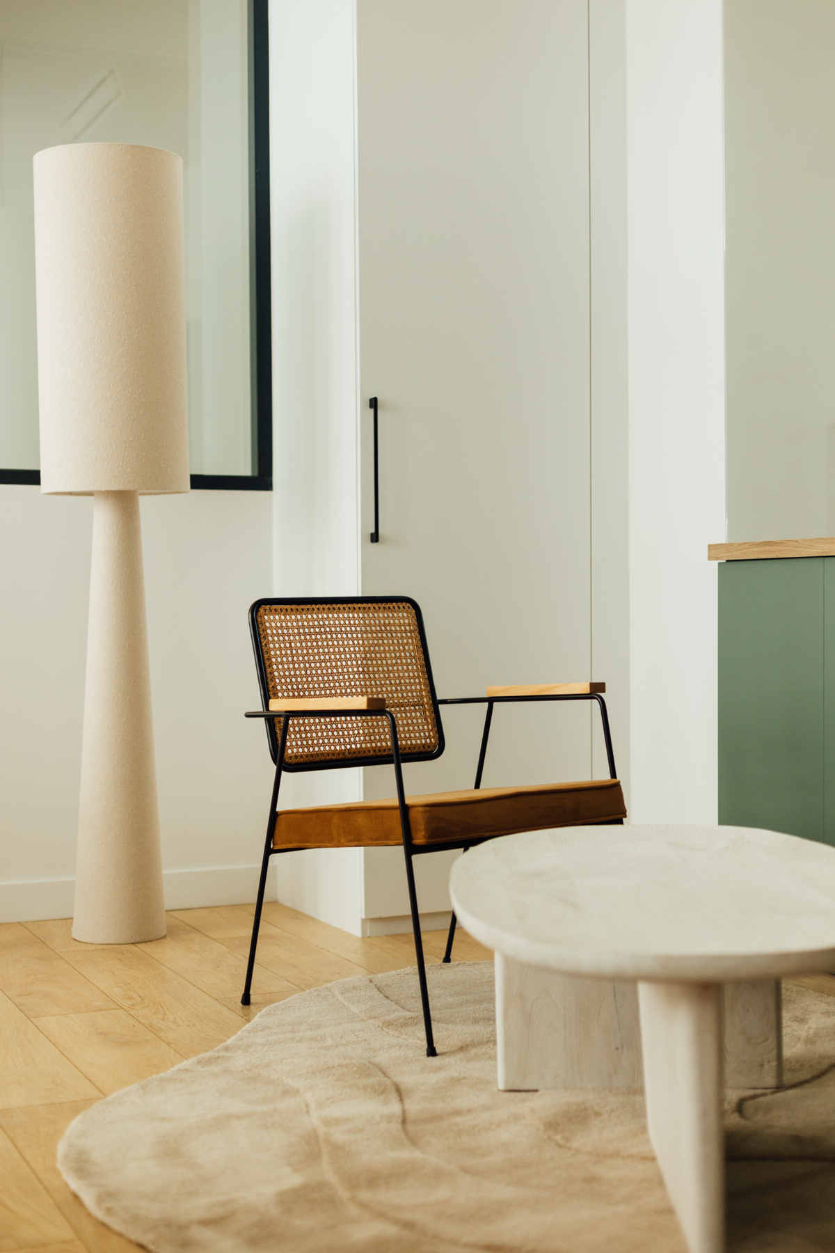 Fauteuil et mobilier design dans un espace opéré par Volum